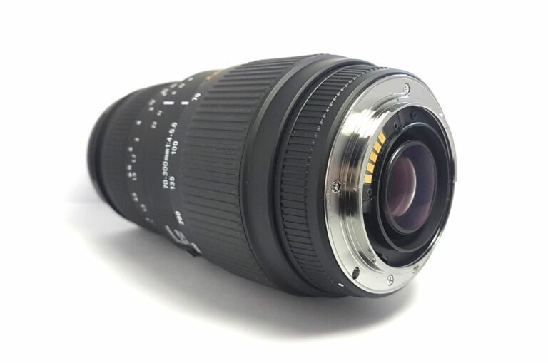 Sigma DG 70-300mm 1:4-5.6 Macro for Sony A Alpha Lens - Lenses and Cameras